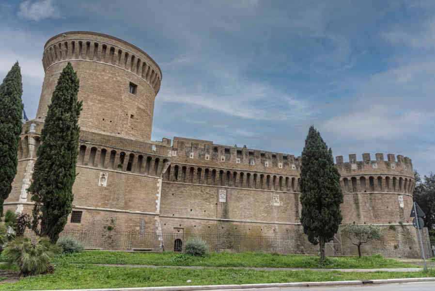 Italia - Ostia 12 - castillo de Giulio II.jpg